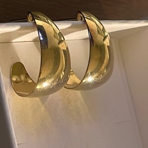 Fashion gold hoop earrings
